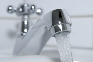 Badekappe mit klarem Wasser abspuelen