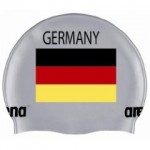 Hier sieht man eine Badekappe mit einer Flagge von Deutschland auf silbernem Hintergrund